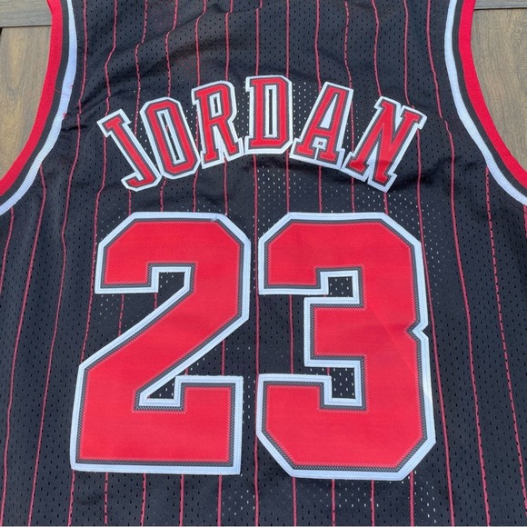 Mitchell & Ness Authentic Jersey Chicago Bulls Alternate 1997-98 Michael Jordan - Picture 7 of 12